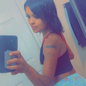 Meet your Posher, Gloria roberta